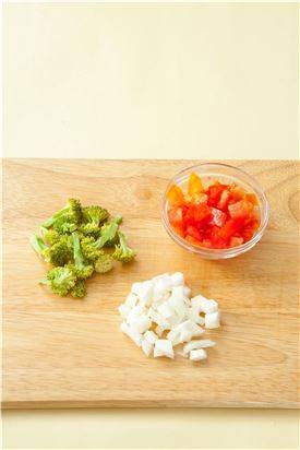 1. 토마토, 브로콜리, 양파는 먹기 좋은 크기로 썬다.