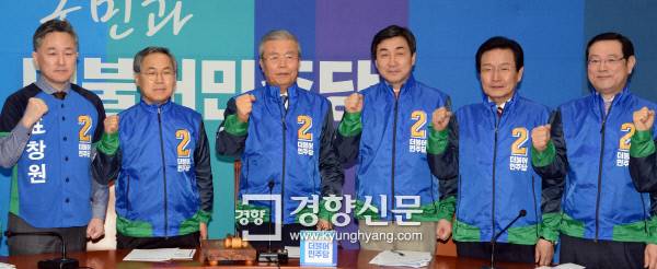 총선용 점퍼 소개 더불어민주당 김종인 비상대책위원회 대표(왼쪽 세 번째) 등 지도부가 7일 오전 국회에서 열린 비대위 회의에서 4·13 총선용 공식 점퍼를 소개하며 선전을 다짐하고 있다. 점퍼는 당 색깔인 파란색을 바탕으로 소매 등 가장자리에 녹색을 덧댔다. 권호욱 선임기자 biggun@kyunghyang.com