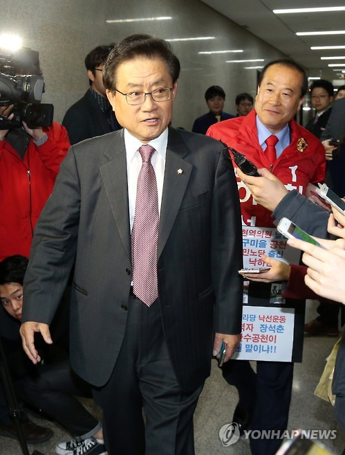 與최고위에 '공천탈락' 김태환 참석     (서울=연합뉴스) 배재만 기자 = 새누리당 단수추천 지역으로 선정된 경북 구미을에서 '공천 탈락' 통보를 받은 친박(친박근혜)계 3선 중진인 김태환 의원이 7일 오전 국회에서 열린 최고위원회의에 참석하고 있다.