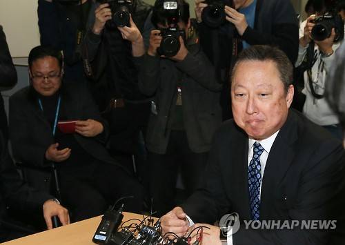 경제법안 통과 촉구하는 대한상의     (서울=연합뉴스) 진성철 기자 = 박용만 대한상공회의소 회장이 7일 서울 중구 대한상의에서 열린 기자간담회에서 국회에 경제법안 통과를 촉구하며 굳은 표정을 짓고 있다.     zjin@yna.co.kr
