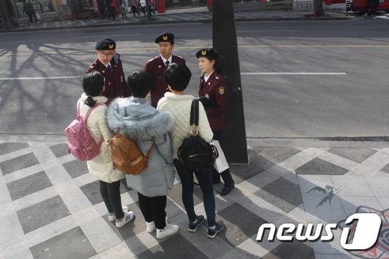 제주시 바오젠거리서 외국인 지도하는 제주관광경찰. © News1
