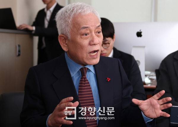 “비장한 각오로 통합” 국민의당 김한길 상임선거대책위원장이 8일 국회 의원회관에서 기자간담회를 열고 야권 통합·연대에 대한 입장을 밝히고 있다.  강윤중 기자 yaja@kyunghyang.com