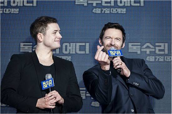 배우 태론 에저튼과 휴 잭맨. (사진=영화 '독수리 에디' 측 제공)