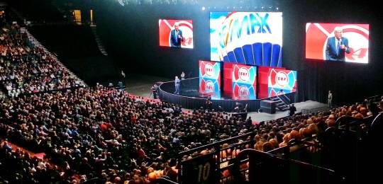 미국의 유명 코미디언 제이 레노가 미국 라스베이거스 MGM그랜드호텔에서 열린 리맥스 컨퍼런스 오프닝 세션에서 전 세계에서 모인 에이젠트들과 대화를 나누고 있다. /사진제공=리맥스코리아