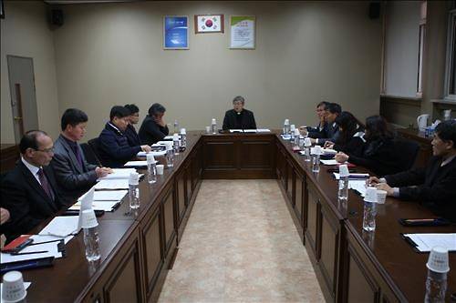 (안산=연합뉴스) 강영훈 기자 = 8일 오후 경기도 안산시 안산교육지원청에서 한국종교인평화회의(KCRP) 중재로 열린 단원고 교실 관련 제3차 협의회에서 종교계, 교육청, 학교, 재학생 학부모, 4·16가족협의회 관계자들이 서로 인사하고 있다. 2016.3.8