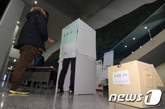 9일 오전 광주 서구 치평동 광주시청 1층 로비에 전국공무원노동조합 광주지부 조합원들이 설치한 투표함에서 시청직원들이 노조 가입을 위한 찬반투표를 하고 있다. 2016.3.9/뉴스1 © News1 황희규 기자