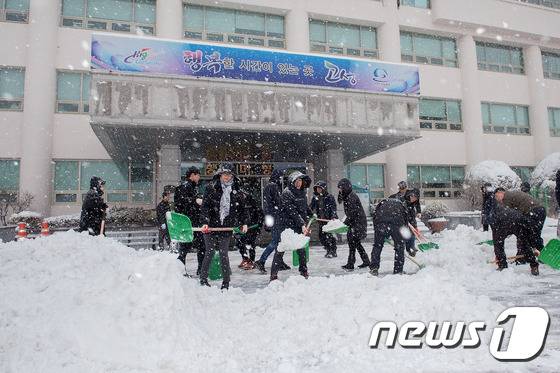 9일 오전 강원 속초·고성·양양의 평지에 대설주의보가 발효된 가운데 고성군청 직원들이 청사에 쌓인 눈을 치우고 있다. 기상청은 이날 밤까지 3~8㎝ 눈이 내릴 것으로 예보했다.(사진제공=고성군) 2016.3.9/뉴스1 © News1 엄용주 기자