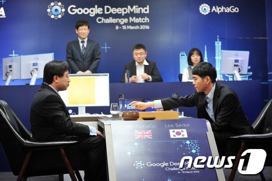 이세돌 9단(오른쪽)과 인공지능(AI) 알파고의 대국이 한국기원이 선정한 2016년 10대 뉴스에 선정됐다.  © News1