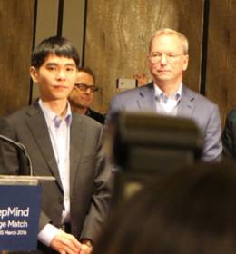 1국이 끝난 후 이세돌 9단(왼쪽)이 등장했다. 오른쪽은 에릭 슈미트 알파고(구글 지주회사) 회장