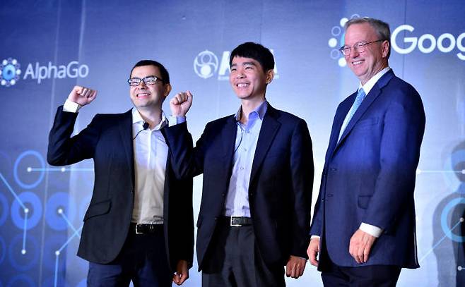 세기의 대결을 앞두고 데미스 하사비스 구글 딥마인드 CEO(왼쪽)와 이세돌 9단, 에릭 슈미트 회장이 기념사진을 촬영했다.