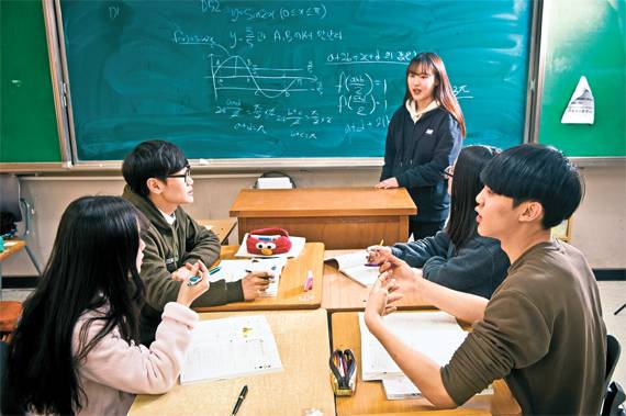 양평고 학생들은 방과 후에 또래학습동아리에 참여해 심화학습을 한다. 3학년 임현진양은 “자습할 때 이해가 안 됐던 내용을 이 시간에 질문해 토론하며 궁금한 점을 해결한다”고 말했다.