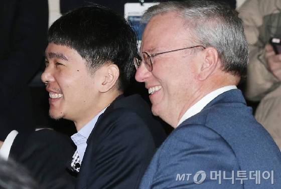 프로바둑기사 이세돌 9단, 에릭 슈미트 구글 회장이 지난 8일 오전 서울 포시즌스 호텔에서 열린 '이세돌 vs 알파고' 대국 기자회견에 참석해 시작을 기다리고 있다. /사진=이동훈 기자