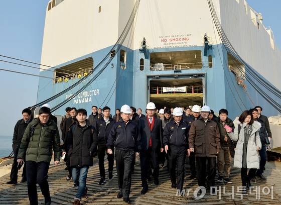 유일호 경제부총리 겸 기획재정부 장관이 15일 오전 경기도 평택시 평택항에서 자동차 수출 현장을 살펴보고 있다. 2016.1.15/뉴스1  <저작권자 &copy; 뉴스1코리아, 무단전재 및 재배포 금지>