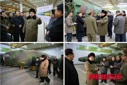 【서울=뉴시스】북한 노동신문은 9일 김정은 노동당 제1비서가 핵무기병기화사업을 지도 했다고 보도했다.   김정은 제1비서는 이 자리에서 소형화된 핵무기와 운반 로켓을 더 많이 만들고 실천 배치된 핵무기를 개량하며, 미국보다 먼저 핵 타격을 할 수 있도록 철저히 준비하라고 강조했다.   이날 김 제1비서의 시찰에는 우리 정부가 8일 독자 제재 대상에 이름을 올린 전략군 사령관 김락겸과 노동당 부부장 홍영칠, 그리고 김 제1비서의 누이동생인 김여정 등이 동행했다. 2016.03.09. (출처=노동신문)   photo@newsis.com