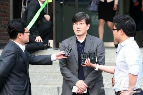 지난해 6·4 지방선거 당시 지상파 방송 3사의 출구조사 결과를 무단으로 사용한 혐의를 받고 있는 JTBC 보도부문 손석희 사장이 16일 오후 서울지방경찰청 국제범죄수사대에서 소환 조사를 마친 후 취재진의 질문에 답하고 있다. 윤성호기자