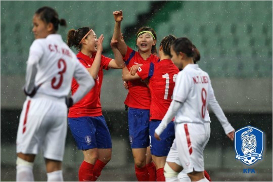 한국 여자 축구대표팀의 수비수 임선주(가운데)는 객관적인 전력에서 한 수 아래인 베트남과 리우올림픽 아시아지역 최종예선 마지막 경기에서 2골을 터뜨리며 4-0 승리를 이끌었다.(자료사진=대한축구협회)