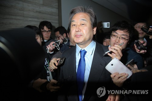 김무성, '묵묵부답'      (서울=연합뉴스) 이정훈 기자 = 새누리당 김무성 대표가 9일 오전 욕설 파문 사과를 위해 자신을 찾아온 윤상현 의원을 외면한 채 국회 당 대표실을 나서고 있다.       uwg806@yna.co.kr