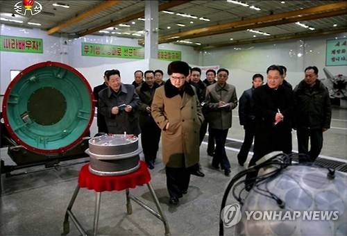 北, ICBM용 '원형 핵탄두 모형 추정' 사진 공개    (서울=연합뉴스) 김정은 북한 국방위원회 제1위원장이 핵무기 연구 부문 과학자, 기술자들을 만나 핵무기 병기화 사업을 지도하는 자리에서 "핵탄을 경량화해 탄도 로켓에 맞게 표준화, 규격화를 실현했다"고 말했다고 조선중앙TV가 9일 보도했다. 사진은 김 제1위원장의 지도 모습으로, 아래쪽에 소형화된 핵탄두 모형으로 추정되는 은색 원형 물체가 보인다.     << 국내에서만 사용가능. 재배포 금지. For Use Only in the Republic of Korea. No Redistribution >>    nkphoto@yna.co.kr