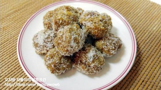불포화지방산이 풍부한 오리고기와 육류의 지방을 빠르게 연소시켜주는 코코넛의 과육을 갈아 건조시킨 코코넛가루를 이용해 만든 '오리 안심 코코넛볼'.(정보 및 사진 네이버 블로거 '오지랑 차돌이의 달콤공간' 제공)  © News1