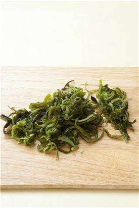 2. 물기를 제거한 미역줄기는 먹기 좋은 길이로 썬다.