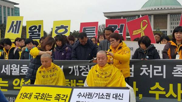 유경근씨(오른쪽)와 정성욱씨 8일 세월호참사 진상규명특별법 개정안과 특검의 조속한 의결을 국회에 촉구하며 삭발을 했다. | ‘4월16일의 약속 국민연대’ 제공
