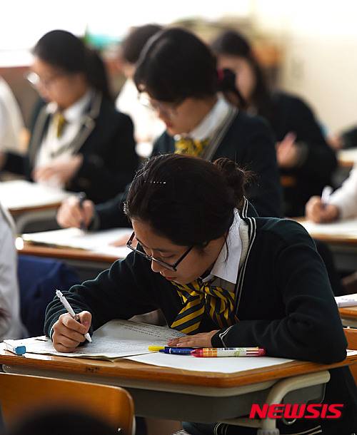 【수원=뉴시스】이정선 기자 = 2016년 전국연합학력평가가 실시된 10일 오전 경기도 수원시 영복여자고등학교에서 3학년 학생들이 시험 준비를 하고 있다. 2016.03.10.   ppljs@newsis.com