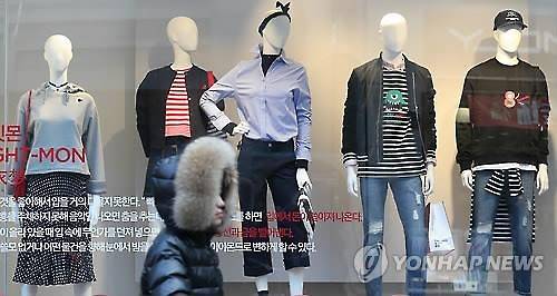서울 명동의 한 의류매장 모습 [서울=연합뉴스 자료사진]