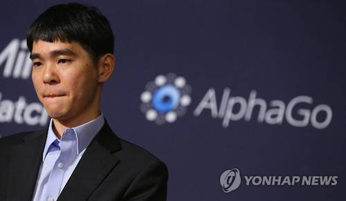 <세기의 대국> 이세돌 2연패     (서울=연합뉴스) 김도훈 기자 = 알파고에게 2연패를 당한 이세돌 9단이 10일 오후 서울 종로구 포시즌스 호텔에서 '구글 딥마인드 챌린지 매치'를 마친 뒤 기자회견에서 굳은 표정으로 참석자 발언을 듣고 있다.