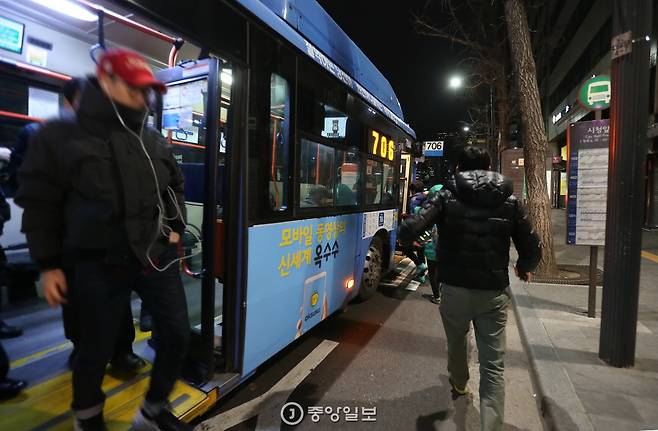 새벽 2시20분이 지나 서울 시청역 정류장에 706번 버스 막차가 정차하자 승객들이 타고 내리고 있다. 신인섭 기자