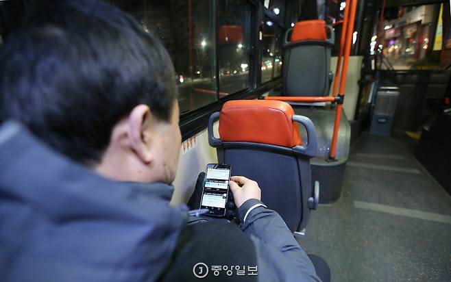 대리운전을 하는 한 승객이 스마트폰에 설치된 대리운전 앱을 보고 있다. 신인섭 기자