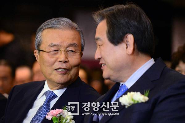 새누리당 김무성 대표(오른쪽)와 더불어민주당 김종인 비상대책위원회 대표가 3월 10일 서울 세종문화회관 세종홀에서 열린 ‘김종필 증언록’ 출판 기념회에서 대화를 나누고 있다. / 강윤중 기자
