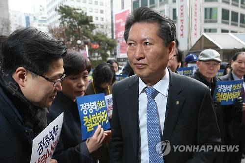 당사 향하는 '공천 배제' 정청래 의원     (서울=연합뉴스) 서명곤 기자 = 더불어민주당 정청래(서울 마포을) 의원이 12일 오전 자신의 지역구가 전략공천 지역으로 선정돼 공천에서 배제된 것과 관련해 재심을 신청하기 위해 서울 여의도 당사에 도착 지지자들의 사이로 들어가고 있다.    2016.3.12     seephoto@yna.co.kr