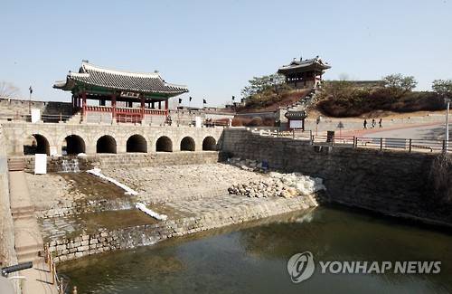 <길따라 멋따라> 수원화성의 '북수문'     (수원=연합뉴스) 최종호 기자 = 수원화성의 북수문. 화성의 중심에는 수원천이 흐른다. 수원천은 남북을 가로질러서 화성에는 북수문과 남수문이 있다. 수문과 수원천은 조화를 이뤄 운치를 뽐낸다. 2016.3.12     zorba@yna.co.kr