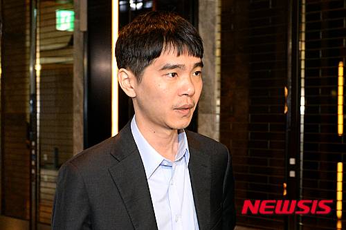 【서울=뉴시스】조성봉 기자 = 이세돌 9단이 13일 오후 서울 종로구 포시즌스 호텔에서 열린 '구글 딥마인드 챌린지 매치' 인공지능(AI) 프로그램 알파고(AlphaGo)와의 5번기 네번째 대국을 위해 대국장으로 향하고 있다. 2016.03.13.  photo@newsis.com