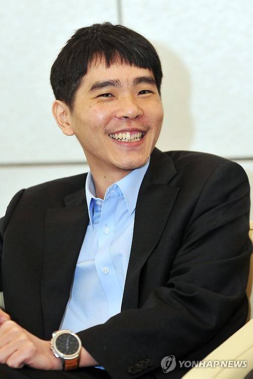 <세기의 대국> 이세돌, 밝은 표정으로     (서울=연합뉴스) 이세돌 9단이 13일 서울 종로구 포시즌스 호텔에서 열린 '구글 딥마인드 챌린지 매치'에서 구글 인공지능 바둑 프로그램 '알파고'와의 제4국을 앞두고 밝은 표정을 짓고 있다. 2016.3.13     [한국기원 제공]     zjin@yna.co.kr