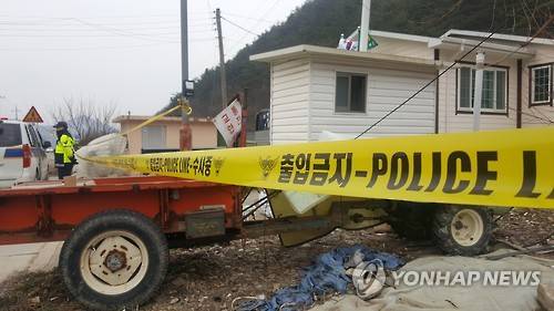 언제쯤 해결될까     (청송=연합뉴스) 손대성 기자 = 13일 경북 청송군 현동면 눌인3리 마을회관 앞에서 경찰이 폴리스라인을 설치하고서 외부인의 접근을 막고 있다. 지난 9일 이곳에서 주민 2명이 고독성 농약이 든 소주를 마셔 1명이 숨지고 1명이 중태에 빠졌다. 2016.3.13     sds123@yna.co.kr