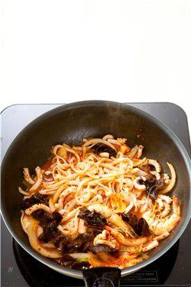 5. 채소가 어느 정도 익으면 물 1컵을 넣고 해산물을 넣은 다음 다진생 강, 굴소스, 설탕, 후춧가루를 넣고 볶다가 삶은 면을 넣고 양념이 면에 스며들 때까지 볶아준 후 녹말물을 넣어 농도를 조절하고 참기름을 두른다.