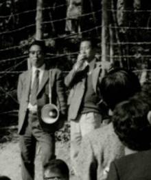 1970년대 일본 내 한반도 도래인 유적을 찾은 답사 현장에서 우에다(오른쪽) 교수가 설명하고 있다. 그의 왼쪽이 재일동포 정조문이다.  교토 고려미술관 제공