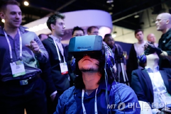 월스트리트저널(WSJ) 등 주요 외신에 따르면 14일(현지시간)부터 18일까지 미국 샌프란시스코에서 열리는 세계 최대 게임 컨퍼런스 '게임 개발자 컨퍼런스 2016'(GDC 2016)에 참여한 기업들이 VR 관련 기기와 콘텐츠를 대거 선보인다.<br>/사진=블룸버그