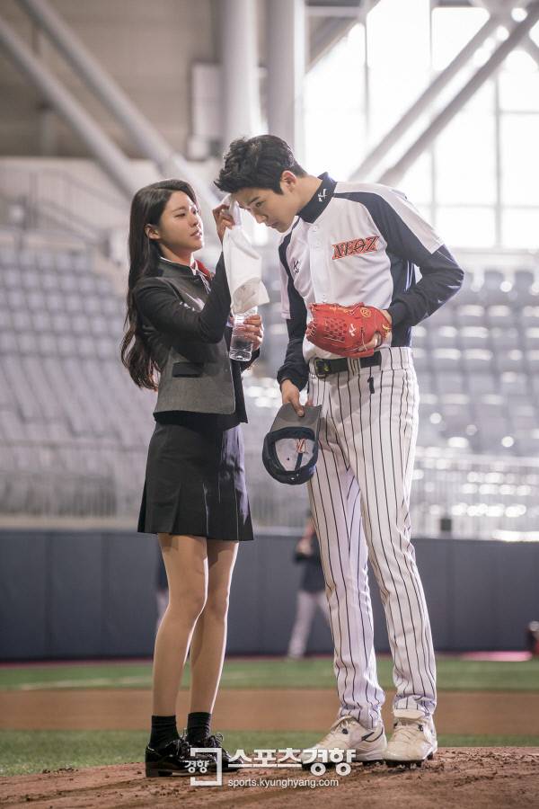 웹드라마 ‘클릭 유어 하트’ 스틸 속 설현(왼쪽). 사진 FNC엔터테인먼트