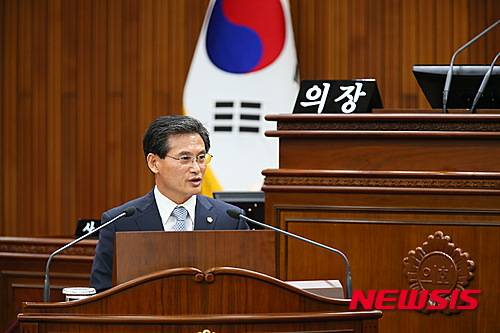 【춘천=뉴시스】박혜미 기자 = 15일 강원도의회 본회의장에서 제253회 임시회 강원도정 및 교육행정 질문이 진행중인 가운데 김성근(새누리당·속초1)의원이 레고랜드 사업에 대한 의혹을 제기하며 질의를 하고 있다. 이날 김 의원은 사업에 대한 도의회 차원의 전반적인 조사가 필요하다며 레고랜드 조사 특위를 구성해 줄 것을 정식 요청했다.2016.03.15. (사진=강원도의회 제공)   photo@newsis.com