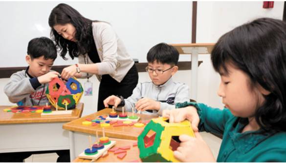 영재교육센터 재원생들이 교구를 이용한 사고력 수학 수업에 참여하고 있다. / 조선일보 DB