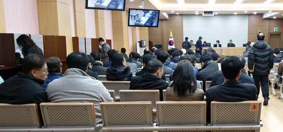 15일 오전 서울 서부지방법원 10층 경매 법정에 마련된 148개의 좌석이 입찰자들로 가득 찼다. /고성민 기자