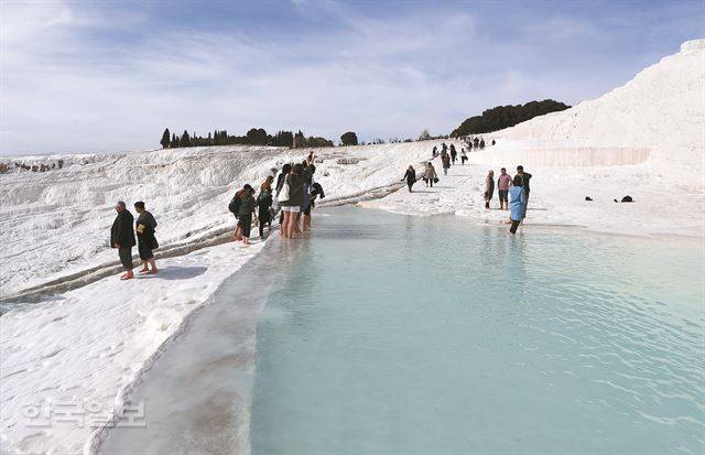 관광객들은 맨발로 언덕 중턱까지 갈 수 있다.
