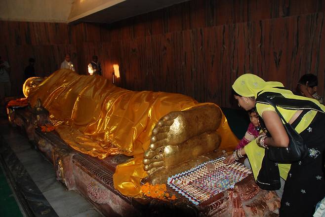 인도의 쿠시나가르에 있는 붓다의 열반상. 붓다는 “내가 떠난 뒤에도 가르침에 따라 수행하는 자가 있다면 여래의 참된 제자요, 참다운 수행자다”고 말했다.
