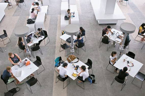 유타운에 있는 스타벅스 야외 자리에서 학생들이 공부하고 있다. 도서관뿐 아니라 스타벅스에서도 학생들의 높은 학구열을 확인할 수 있다.