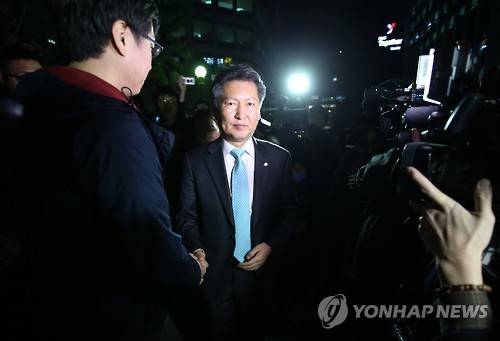 지지자들 위로하는 정청래     (서울=연합뉴스) 김현태 기자 = 더불어민주당 정청래 의원이 16일 저녁 여의도 더불어민주당 당사 앞에서 자신의 공천배제에 항의하는 지지자들을 찾아 위로하고 있다.