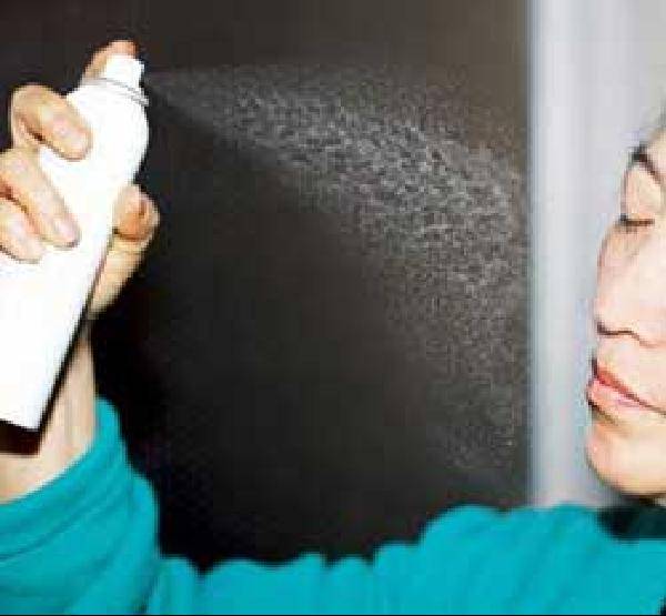 [헬스조선]미스트를 뿌리면 얼굴에 일시적으로 수분 막이 형성돼 촉촉하게 느껴지지만 시간이 지나면 미스트 수분이 날아갈 뿐 아니라 피부에 있는 보습인자가 함께 날아가 더 건조해진다/사진=조선일보 DB