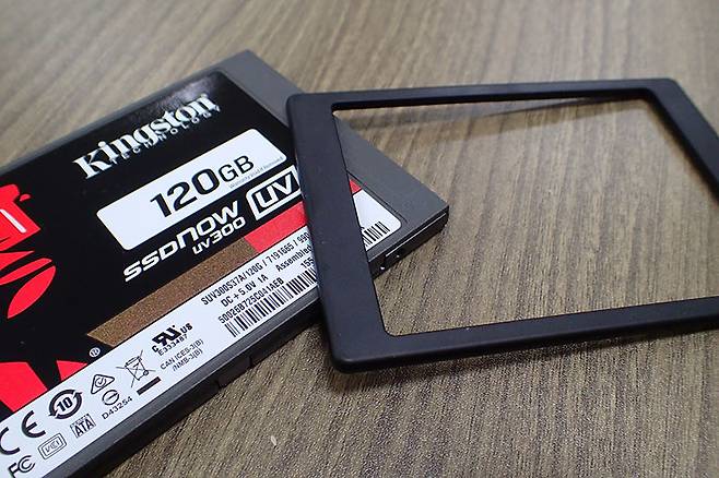 킹스톤 UV300 SSD