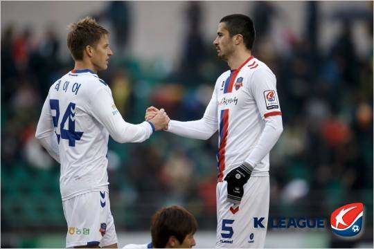 전남과 개막전에서 무승부를 이끌어낸 수원FC 외국인 선수 레이어와 블라단. (사진=한국프로축구연맹 제공)